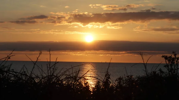 Ένα Γαλήνιο Τοπίο Μιας Θάλασσας Όμορφο Ηλιοβασίλεμα Στο Βάθος — Φωτογραφία Αρχείου
