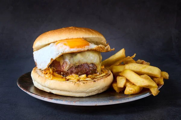 Zbliżenie Strzał Brunch Burger Talerzu Frytkami — Zdjęcie stockowe