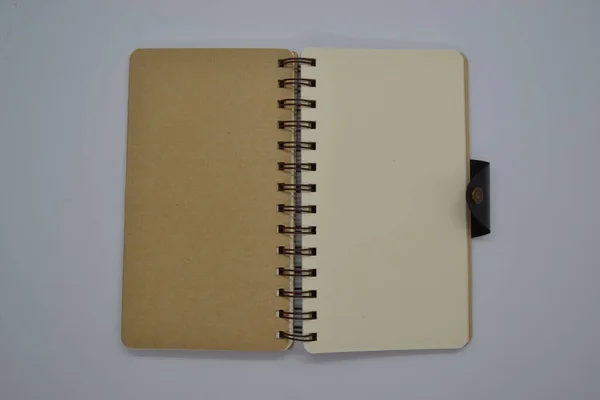 Horní Pohled Hnědé Krémové Barvy Notebook Recyklovaný Papír Bílém Pozadí — Stock fotografie