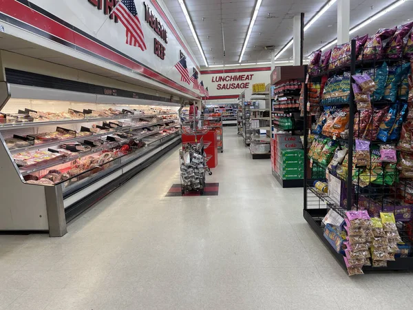 Tiro Interior Supermercado Com Geladeiras Carne Esquerda Lanches Coque Direita — Fotografia de Stock