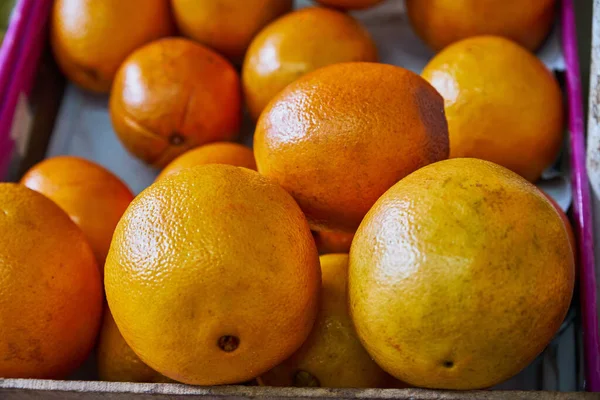 Sarı Portakallar Bir Pazarda Satılmak Üzere Rafa Konur — Stok fotoğraf