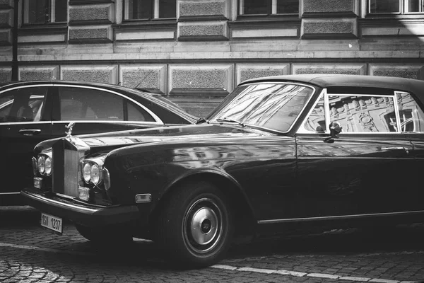 Luksusowy Samochód Zaparkowany Ulicy Rolls Royce Srebrny Cień — Zdjęcie stockowe