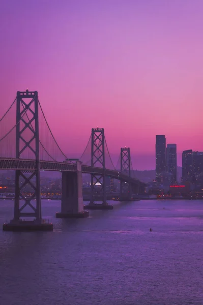 夕阳西下 金门大桥在紫色天空中的垂直拍摄 — 图库照片