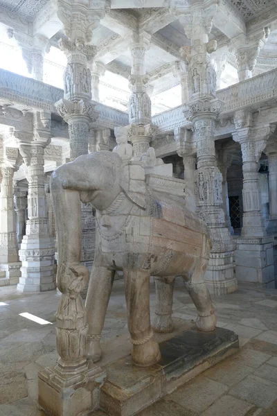 Vertikal Bild Skulpterad Elefant Ranakpur Jain Templet Indien — Stockfoto