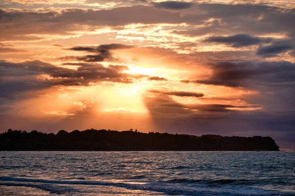 Eine Malerische Aufnahme Des Meeres Mit Der Goldenen Sonne Horizont — Stockfoto