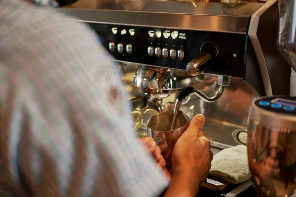 Close Barista Hands Making Coffee — Stock Photo, Image