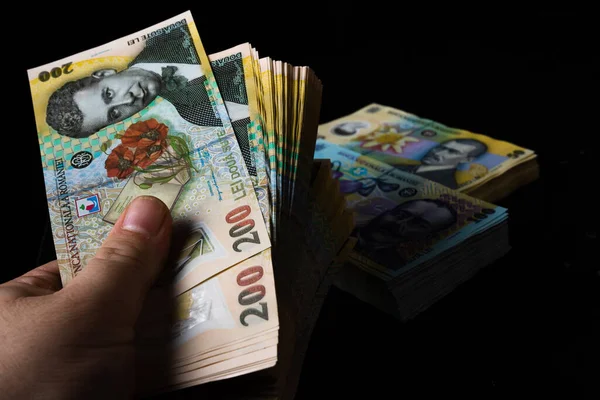Eine Hand Hält Einen Stapel Rumänisches Lei Geld Auf Schwarzem — Stockfoto