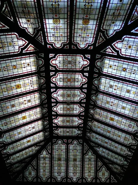 ステンドグラスのキューポラの垂直底のショット — ストック写真