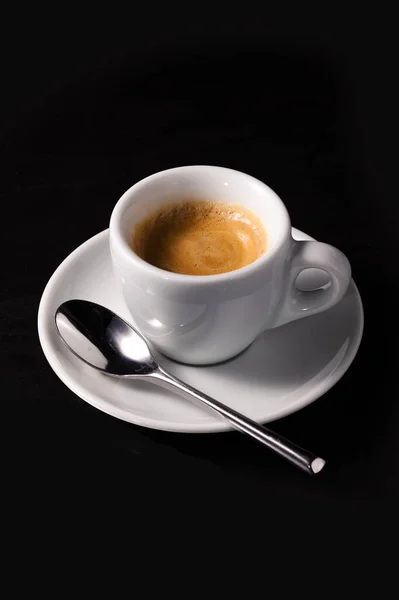 Café Fresco Copo Branco Fundo Preto — Fotografia de Stock