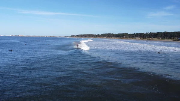 Uma Bela Vista Mar Com Ondas Surfistas Sob Céu Limpo — Fotografia de Stock