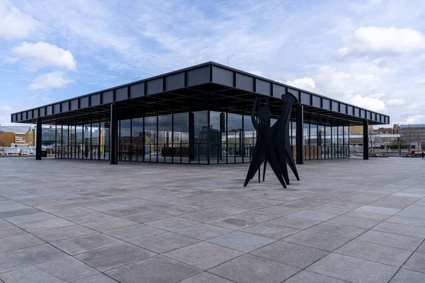 Красивый Фасад Новой Национальной Галереи Берлине Германия Фоне Облачного Неба — стоковое фото