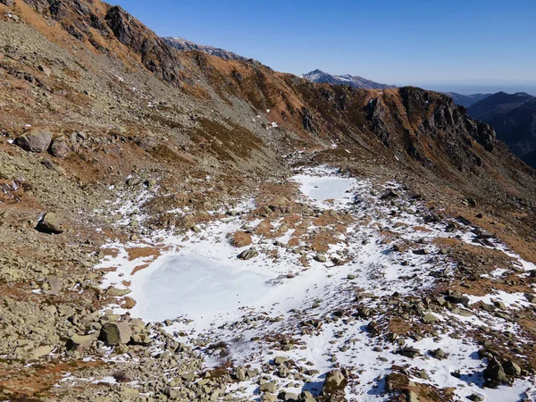 Karlı Dağların Olduğu Bir Kış Manzarası — Stok fotoğraf