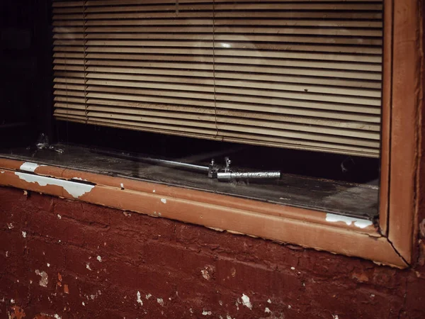 ブラインド付きの古い窓にヴィンテージマイクスタンド — ストック写真