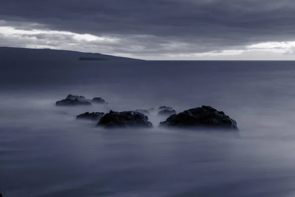 Una Vista Panorámica Las Rocas Cuerpo Agua Bajo Oscuro Cielo —  Fotos de Stock