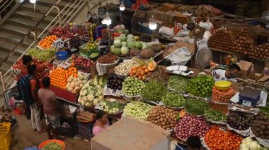 Hindistan, Goa 'daki yerel bir pazarda ürünlerini yerel halka satan Hint meyve ve sebze satıcılarının HD görüntüleri.
