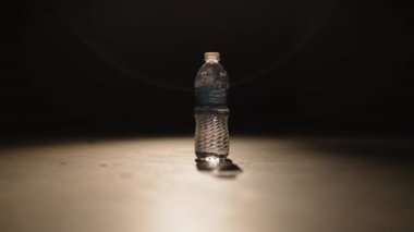 Plastik bir su şişesindeki spot ışığı
