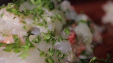 Kesme tahtasında doğranmış sebzelerin yakın çekimi.