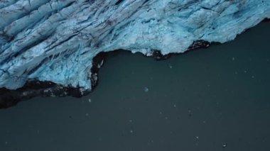 Norveç 'in Svalbard kentindeki Nordenskioldbreen' de yüksek açılı su ve buzul yüzeyi.