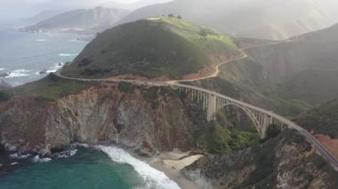 Kaliforniya, Big Sur 'daki Bixby Creek Köprüsü' nün hava görüntüsü.