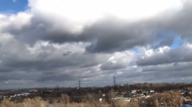 Cumulus bulutları baharda Ukrayna 'daki parkta koşuyor.