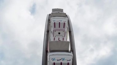 Kemah Boardwalk 'taki dönme dolabın güzel manzarası Seabrook, Teksas' ta açık bulutlu bir gökyüzü olan bir lunapark.
