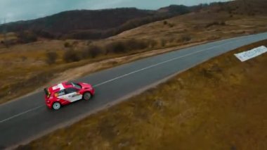 Skoda Fabia Rallisi 'nin yolda sürüşünün insansız hava aracı görüntüsü