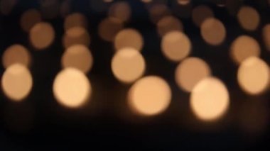 Karanlık bir ortamda çoklu mumların bokeh ışıkları manzarası