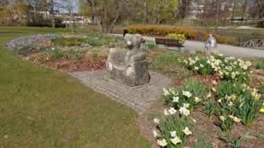 İsveç 'in Orebro şehrindeki Stadsparken parkında ayı şekilli taş bir bank.