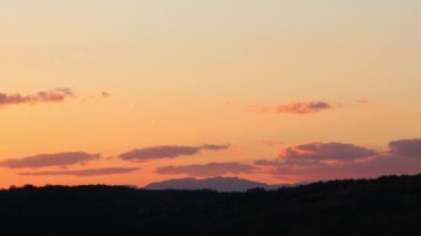 Arges ilçesinde gün batımında tepelerin güzel manzarası.
