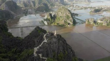 Ninh Binh, Vietnam 'daki kireçtaşı dağlarının manzarası.