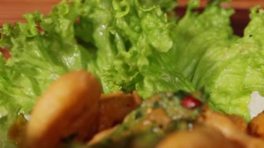 Kızarmış kalamar ile yakın plan salata görüntüsü.