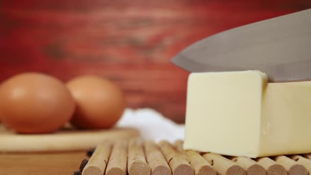 Προετοιμασία Φαγητού Κοπή Βουτύρου Φέτα Μαχαίρι Στο Παρασκήνιο Αυγά Και — Αρχείο Βίντεο