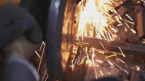 Металевий Різальний Апарат Викликає Іскри Виробничому Цеху — стокове відео