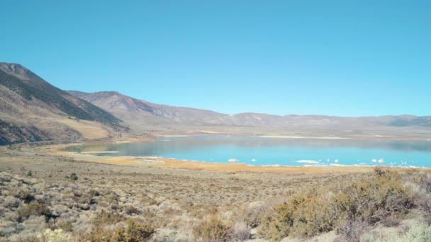 澄んだ青い空とチュファの形成と晴れた日の秋にカリフォルニア州のモノ湖 シエラネバダ山脈で 古代の湖の何百万年も前 — ストック動画
