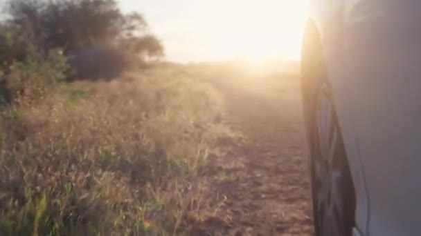 Ein Auto Auf Schotterpiste Reifenplatzer Rad Pov Goldene Stunde Sonnenuntergang — Stockvideo