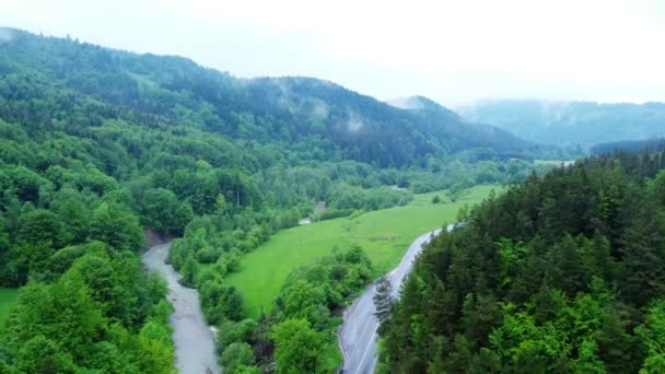 Uma Visão Aérea Drone Uma Estrada Que Passa Através Dos — Vídeo de Stock