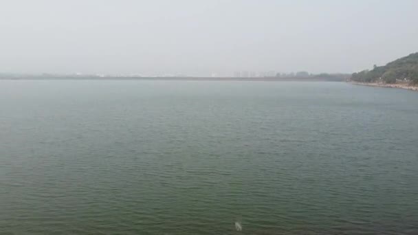 Drone Pohled Lidi Kteří Dobře Baví Pláži Řeky Khadakwasla India — Stock video