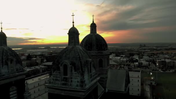 Una Vista Dron Una Iglesia Medieval Con Paisaje Urbano Detrás — Vídeo de stock