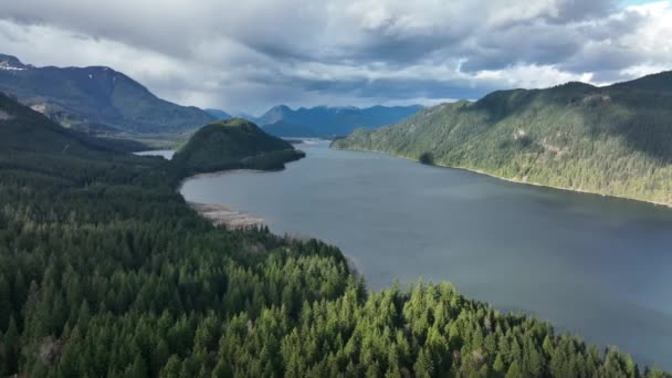 Una Toma Aérea Lago Stave Rodeado Paisaje Salvaje Durante Día — Vídeo de stock