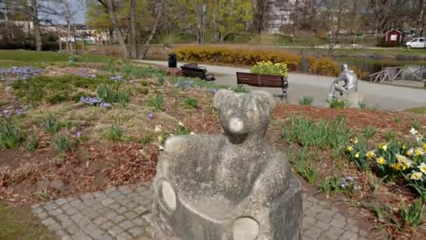 Δημόσιο Πάρκο Stadsparken Ένα Πέτρινο Παγκάκι Σχήμα Αρκούδας Και Ένα — Αρχείο Βίντεο
