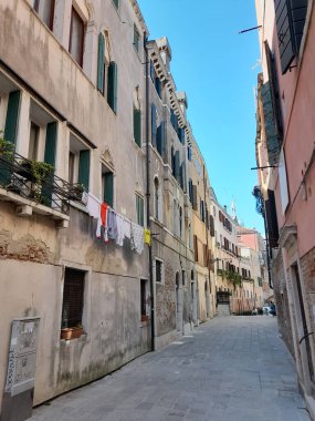 Şehir merkezindeki kanallar ve tipik binalar..