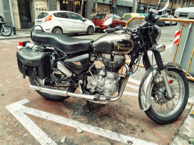 Sokağa park edilmiş klasik bir bisiklet. Kraliyet Enfield Mermisi