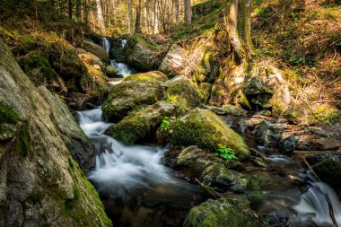 Obermuhlbach ve Sankt Englmar, Straubing Bogen, Lower Bavyera arasındaki Bavyera Ormanı 'ndaki Nagelstein şelalesinin manzarası