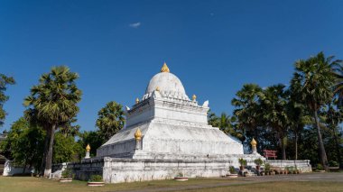 Mavi gökyüzünün altındaki güzel bir tapınak manzarası.
