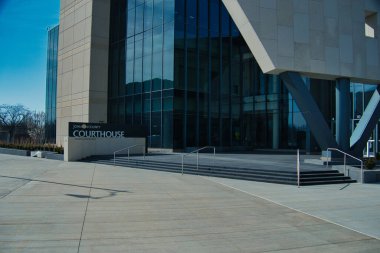Olathe, Kansas 'taki Johnson County Adliyesi' nin modern cam binasının güzel manzarası.