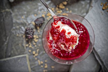 Ahududu reçelli bir tatlıyı yakından çek.