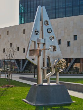 Olathe City Hall ile Johnson County Adliyesi arasındaki metal heykelin dikey çekimi.