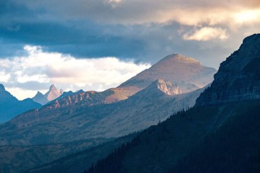 Gün doğumu, Buzul Ulusal Parkı 'ndaki Swifstream geçidine bakıyor.