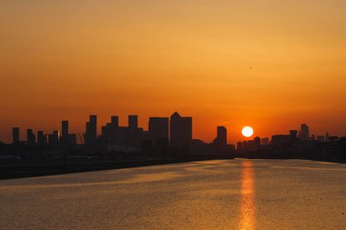 Şehrin üzerinde deniz kenarında günbatımının panoramik görüntüsü