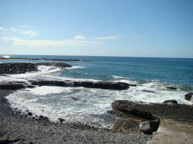 İspanya, Tenerife 'deki büyük kayalara çarpan dalgaların manzarası